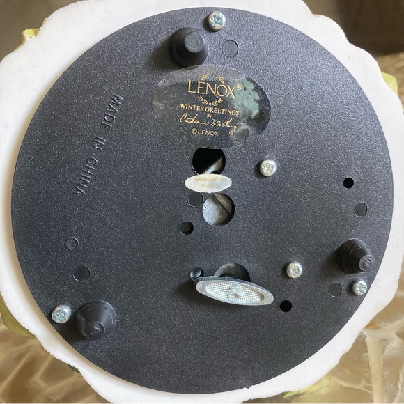 SOLD!  Lenox ‘Winter Greetings’ Music Box Snow Globe - Picture 6 of 8